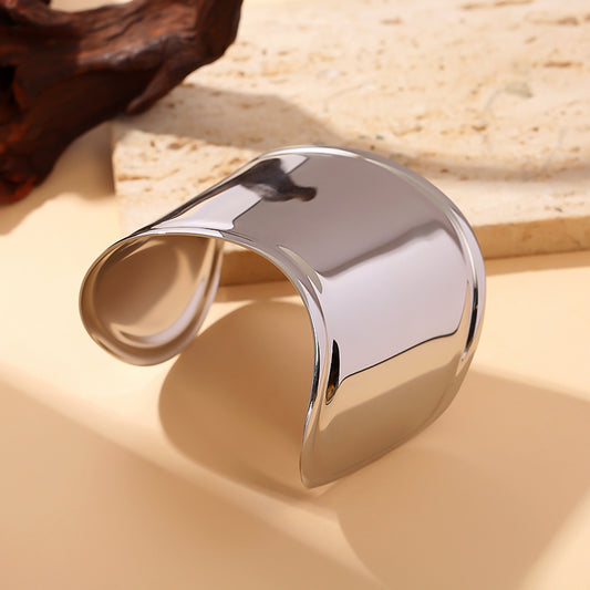 Bracelet argenté manchette design minimaliste épaisse effet miroir