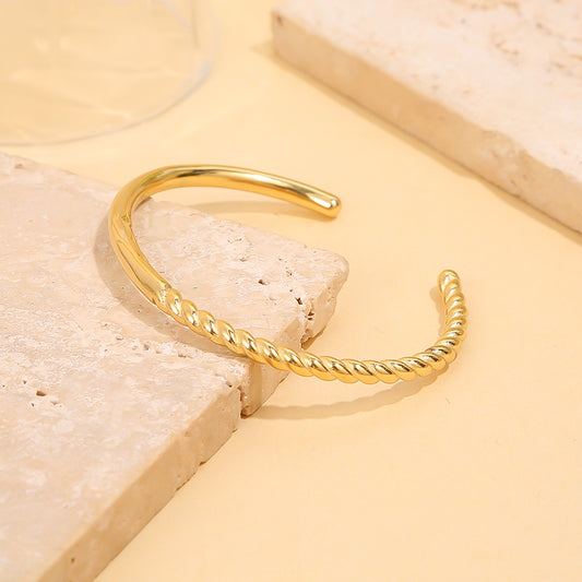 Bracelet manchette dorée mi effet miroir mi effet torsadé