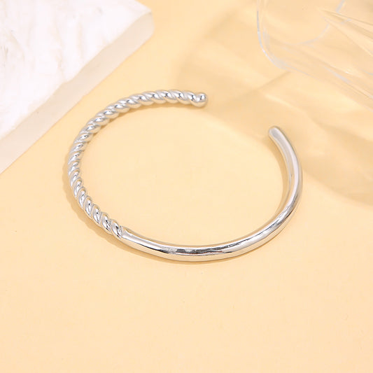 Bracelet manchette argentée mi effet miroir mi effet torsadé