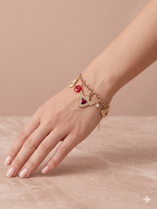 Bracelet doré pendentifs cœurs ex-voto ailes strass rouge