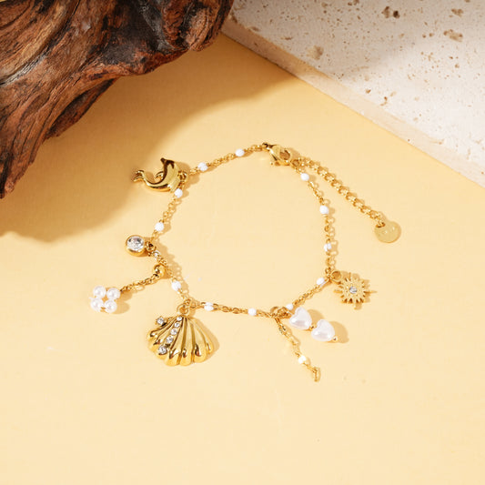 Bracelet chaîne émaillée blanche avec breloques coquillage