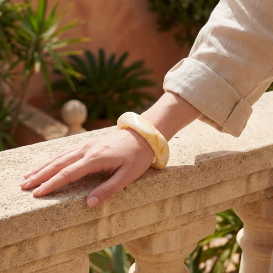 Bracelet jonc résine beige carré