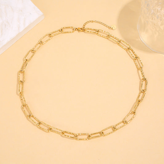 Collier dorée maillons texturés allongés effet pailletté