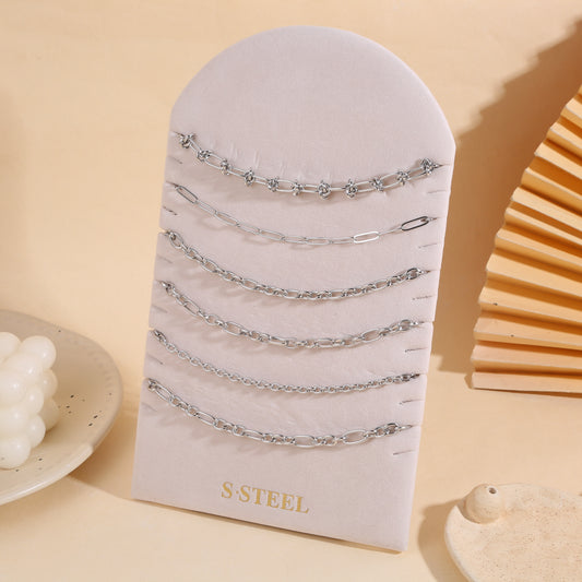 Lot de 6 colliers argentés maillons sur présentoir