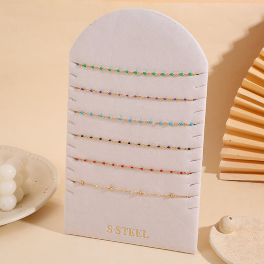 Lot de 6 colliers émaillés couleur vive sur présentoir