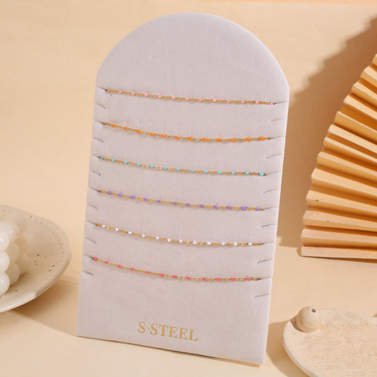 Lot de 6 colliers émaillés couleur pastel sur présentoir