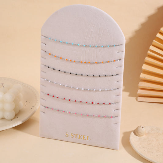 Lot de 6 colliers émaillés couleur argentée sur présentoir