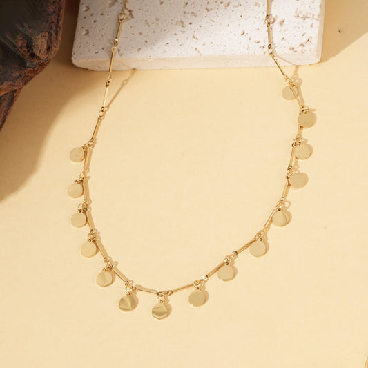 Collier doré chaîne fine orné de pastilles rondes brillantes barres lisses
