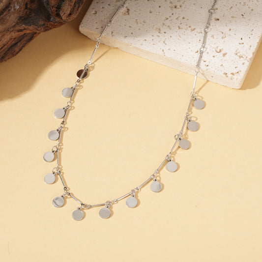 Collier argenté chaîne fine orné de pastilles rondes brillantes barres lisses