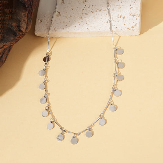 Collier argenté chaîne fine orné de pastilles rondes brillantes barres lisses