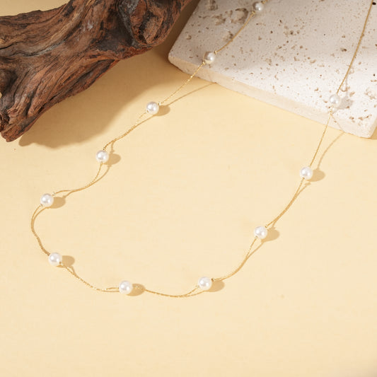 Collier sautoir chaîne fine dorée orné de perles