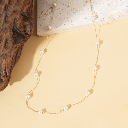 Collier sautoir chaîne fine dorée orné de perles