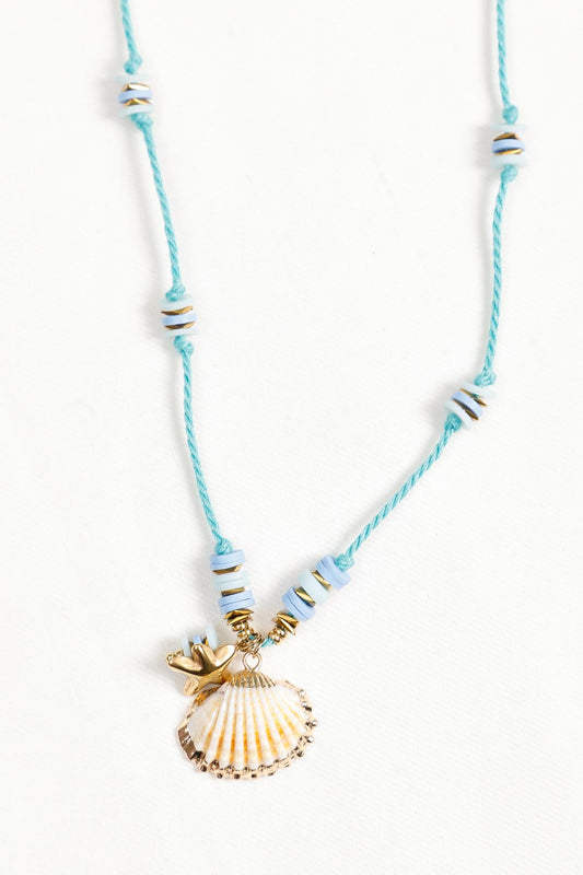 Collier cordon vert avec pendentifs coquillages