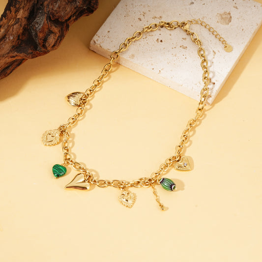 Collier chaîne dorée fine pendentifs cœur perles verte marbré