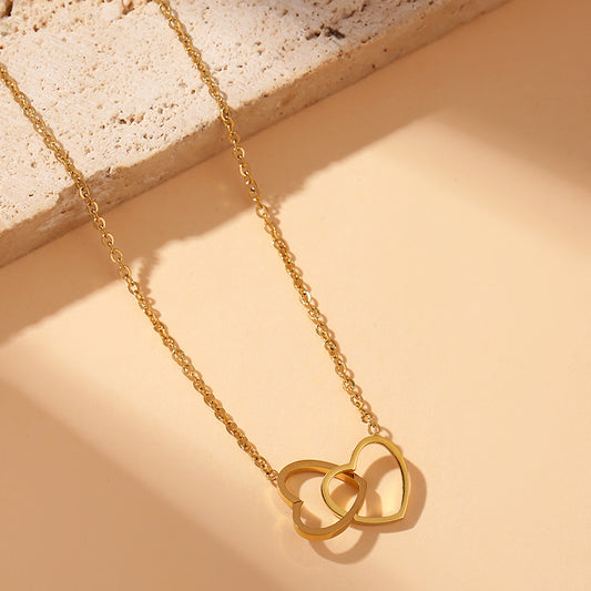 Collier doré à maillons fins reliés par des cœurs entrelacés