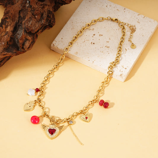Collier chaîne dorée pendentifs cœurs ex-voto ailes strass rouge