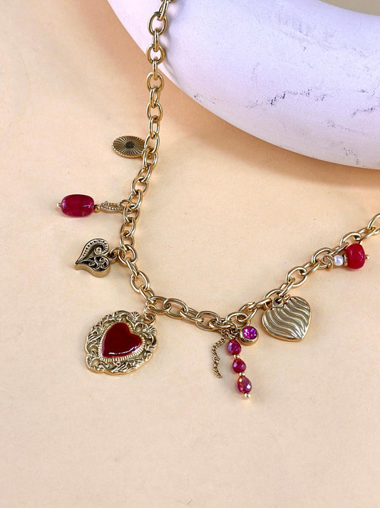 Collier chaîne dorée pendentifs cœurs ex-voto pierres rouge