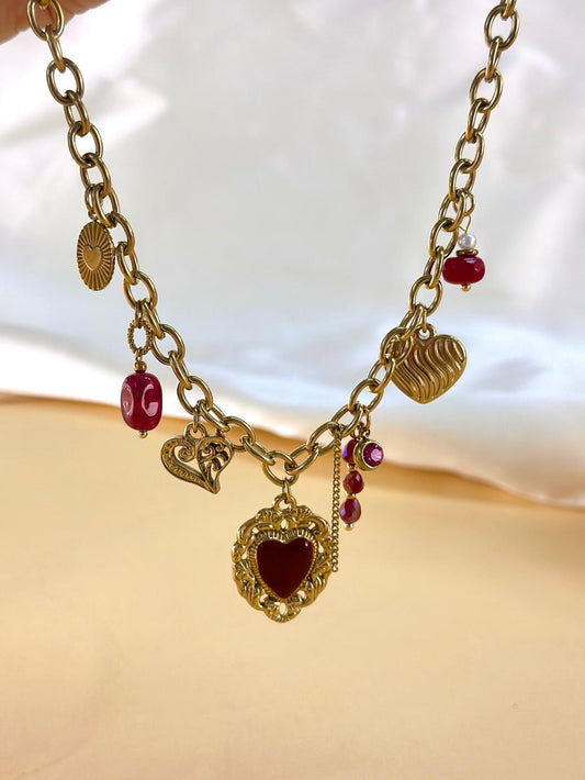 Collier chaîne dorée pendentifs cœurs ex-voto pierres rouge