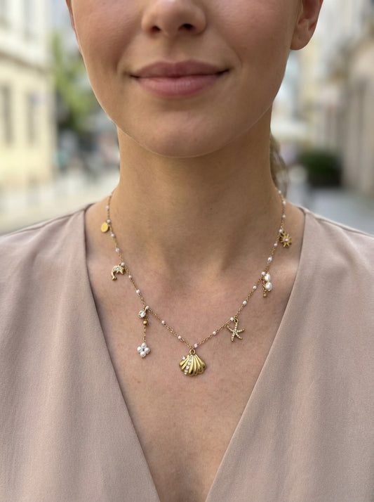 Collier chaîne émaillée blanche avec breloques coquillage