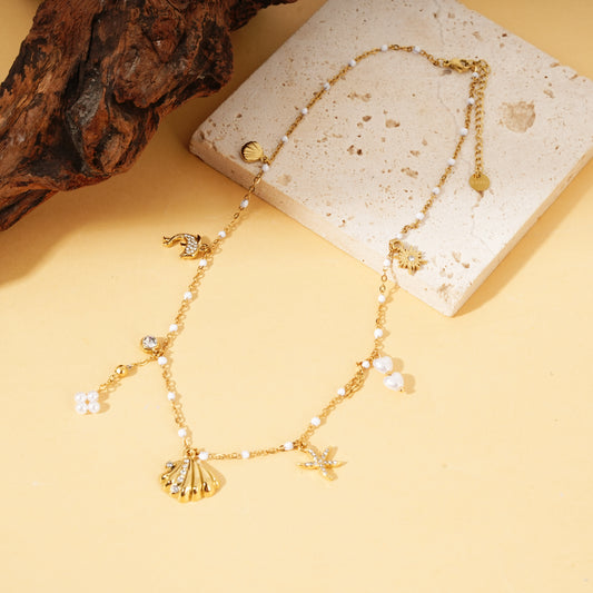 Collier chaîne émaillée blanche avec breloques coquillage