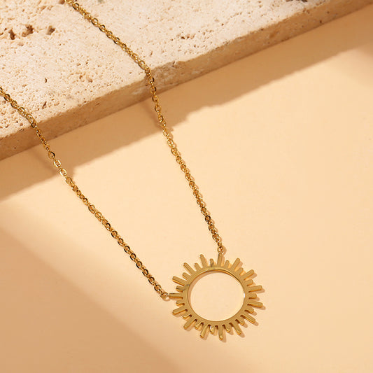 Collier chaîne dorée soleil