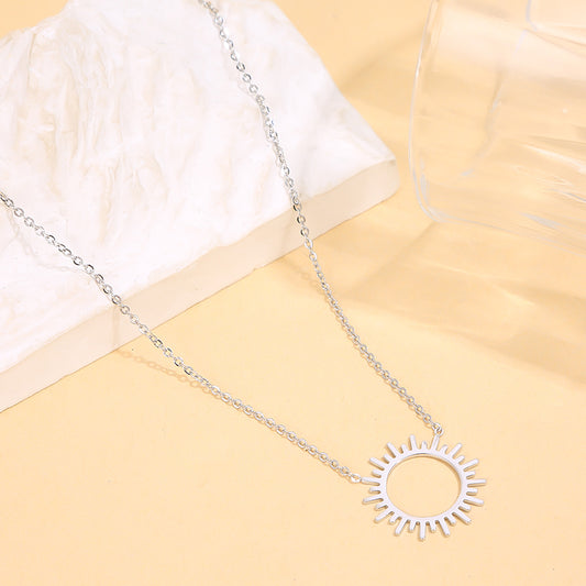 Collier chaîne argentée soleil fin