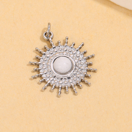 Lot de 3 pendentifs soleil argenté avec pierre blanche