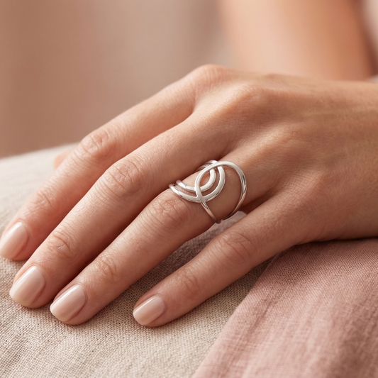 Bague argentée ajustable ajourée à cercles entrelacés
