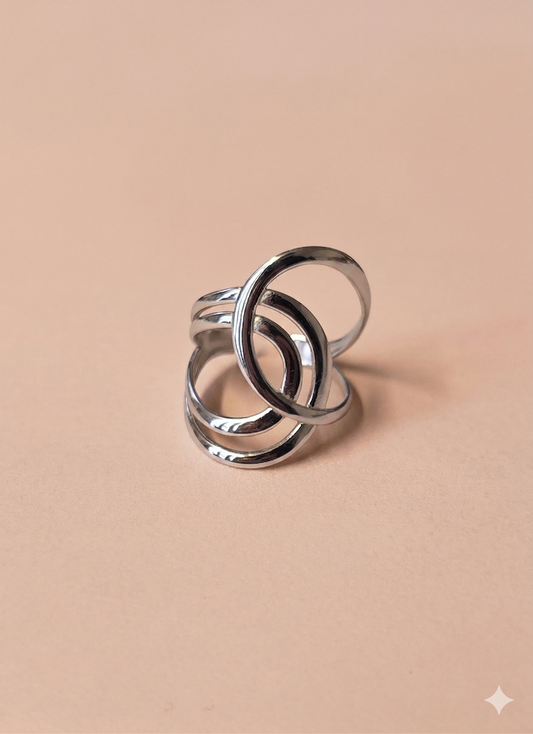 Bague argentée ajustable ajourée à cercles entrelacés