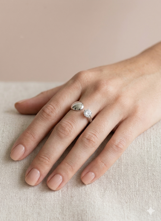 Bague argentée ajustable ouverture avant strass et bombé lisse