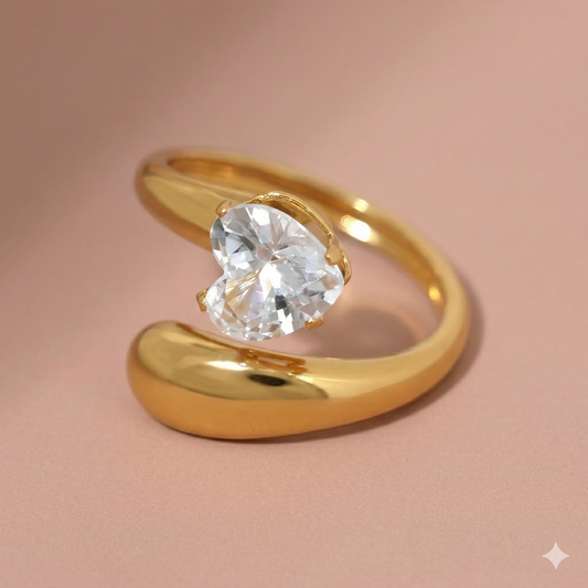 Bague ajustable ouverte ornée d'un strass cœur