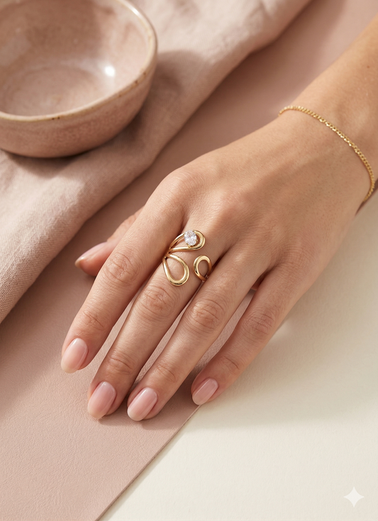 Bague dorée ajustable ajourée design abstrait strass ovale