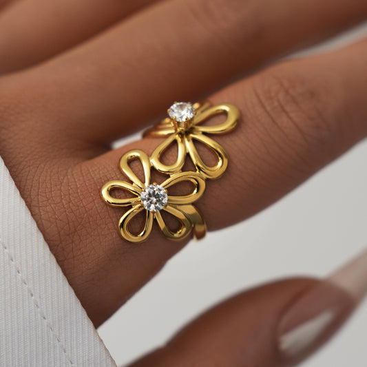 Bague dorée ajustable ornement double fleurs à 5 pétales avec strass central