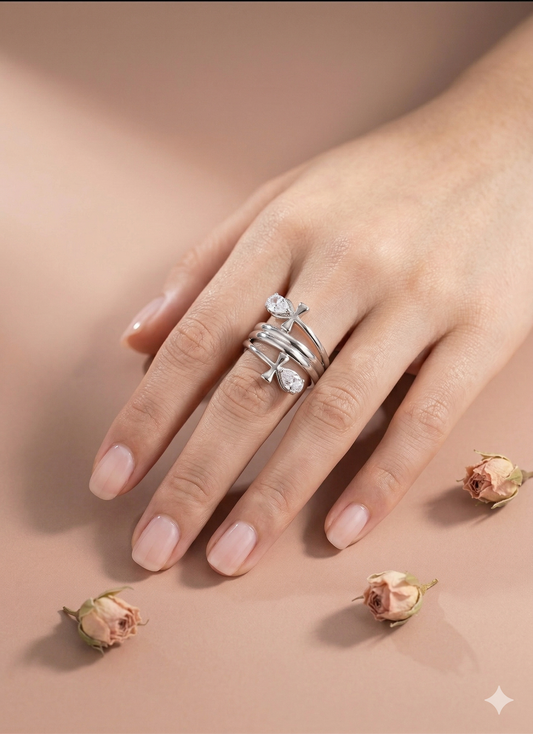 Bague semi épaisse ajustable ornement fleurs avec strass gouttes