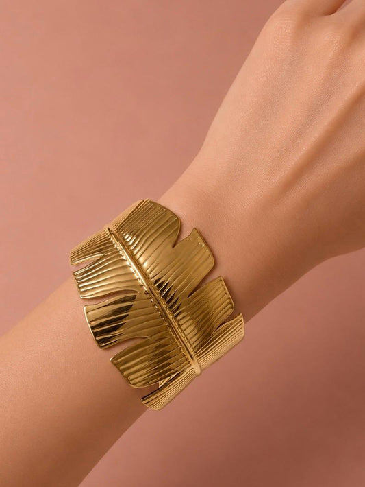 Bracelet manchette ajustable doré motif feuille texturée