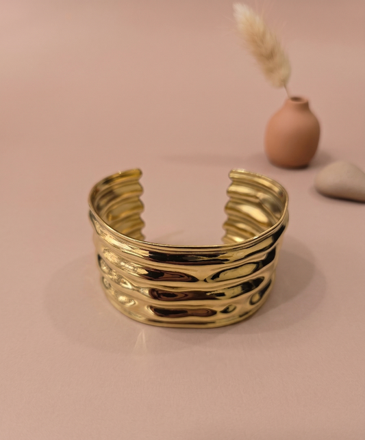 Bracelet manchette très large dorée style martelé