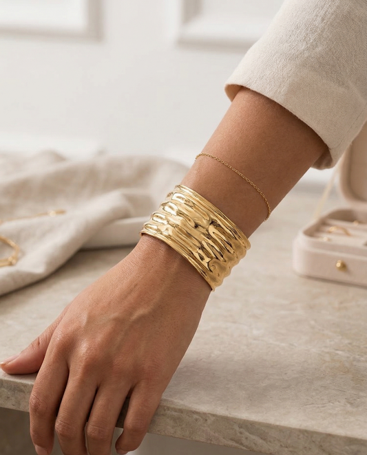 Bracelet manchette très large dorée style martelé