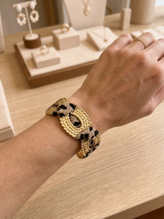 Bracelet jonc épais ajustable doré texturé ajouré avant entouré de tissu léopard