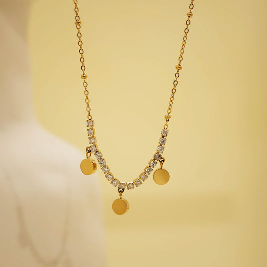 Collier doré chaîne fine avec rangée de strass 3 pampilles rondes lisses