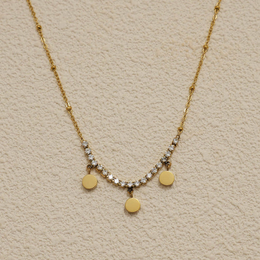 Collier doré chaîne fine avec rangée de strass 3 pampilles rondes lisses