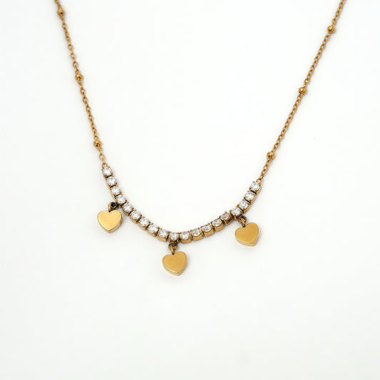 Collier doré chaîne fine avec rangée de strass 3 pampilles coeurs lisses