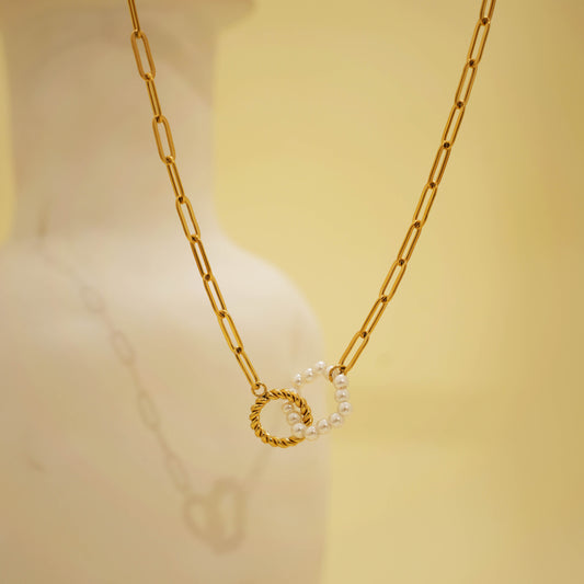 Collier doré anneaux croisés