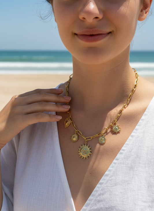 Collier chaîne maillon doré avec breloques soleils