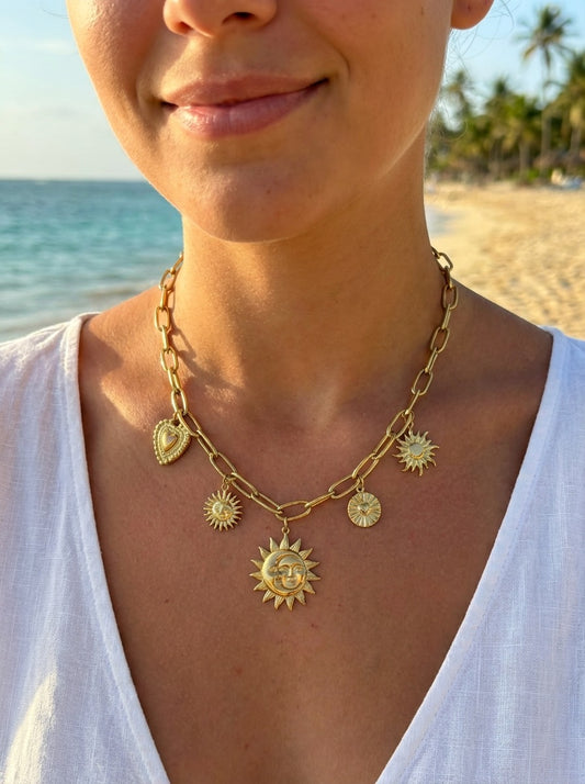 Collier chaîne maillon doré avec breloques soleils