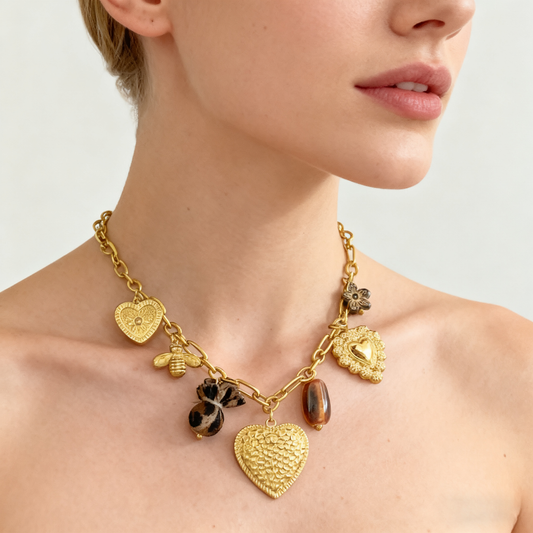 Collier chaîne dorée pendentifs cœurs exturé et fleur marron