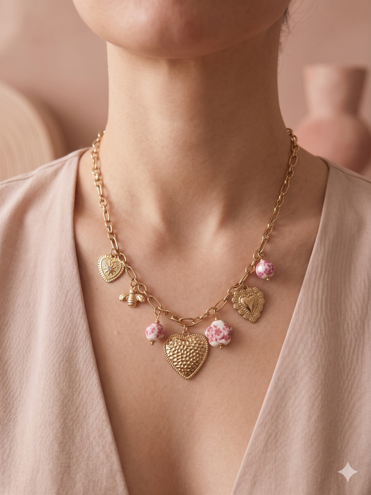 Collier dorée pendentifs cœurs texturés et porcelaines roses