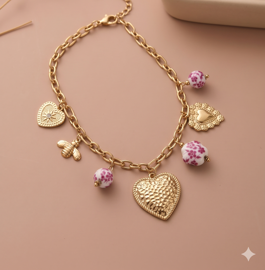 Collier dorée pendentifs cœurs texturés et porcelaines roses