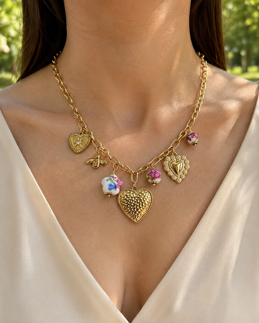 Collier dorée pendentifs cœurs texturés et porcelaines