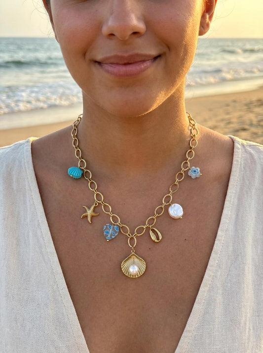 Collier chaîne dorée breloques de la mer bleu