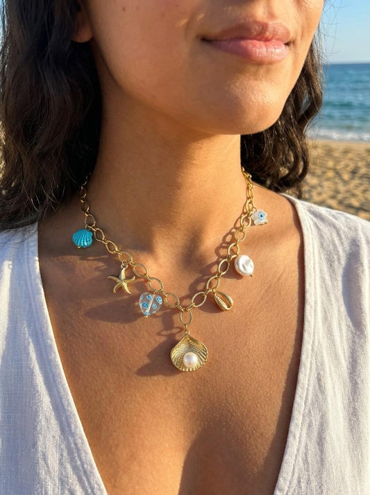 Collier chaîne dorée breloques de la mer bleu